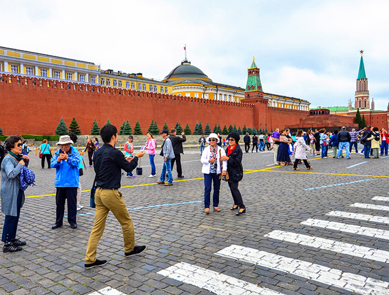 Москва люди красная площадь. Туристы на красной площади. Туристы в Кремле. Кремль люди. Москва Кремль люди.