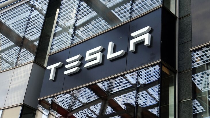 Tesla ������ �������� 3 ��� ����������� � ����� ��-�� ����� ������� �����