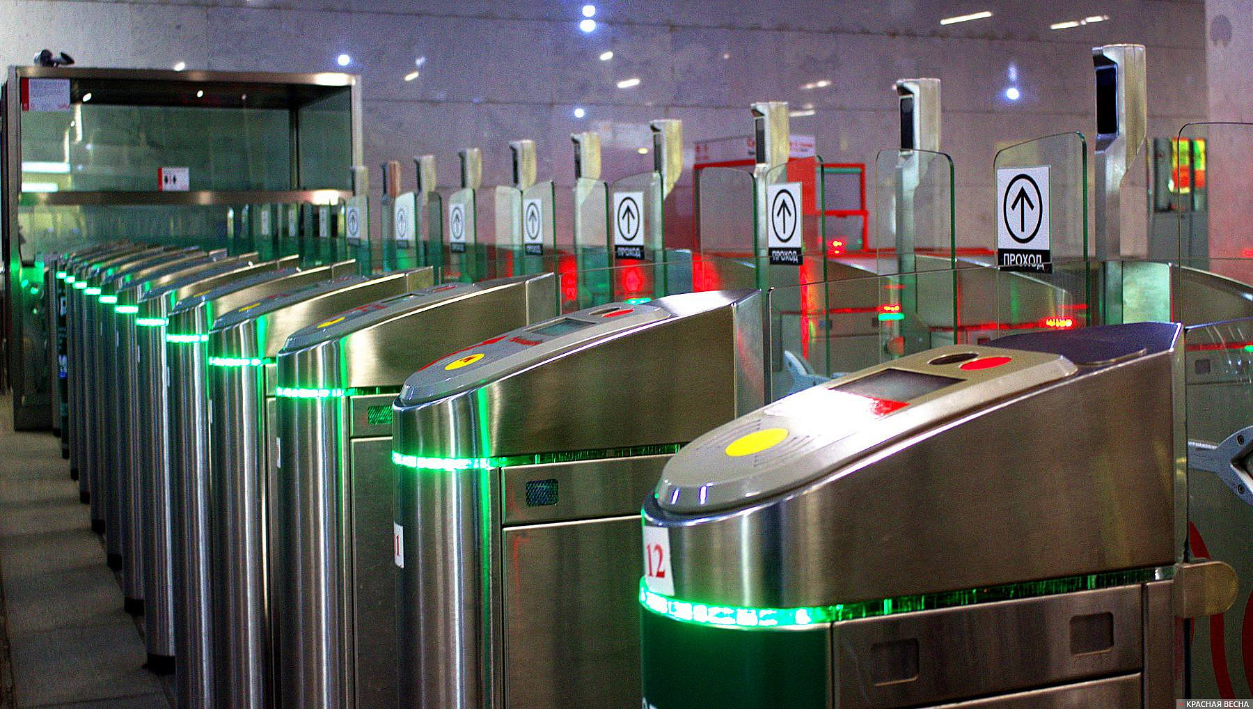 В СВАО ведётся замена турникетов в метро