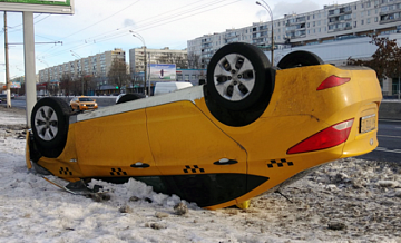 Такси перевернулось на Алтуфьевском шоссе в Москве 