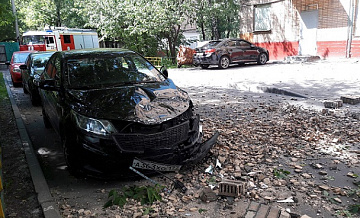 Кирпичная стена жилого дома рухнула на автомобиль на северо‐востоке Москвы