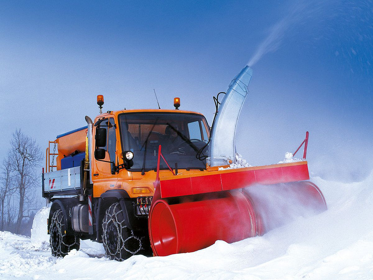 В СВАО на улицы вышли новые снегоуборочные машины
