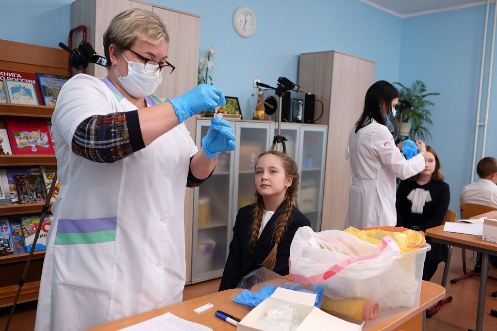 В Отрадном дети сдают тесты на коронавирус прямо в школе