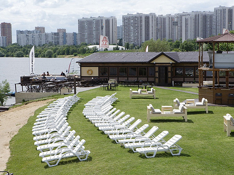 Лучшие пляжи москвы и подмосковья 2024. Пляж Строгино (Строгинский пляж). Строгино Бич клаб. Пляж Монтероссо в Строгино. Строгинская Пойма открытый бассейн.