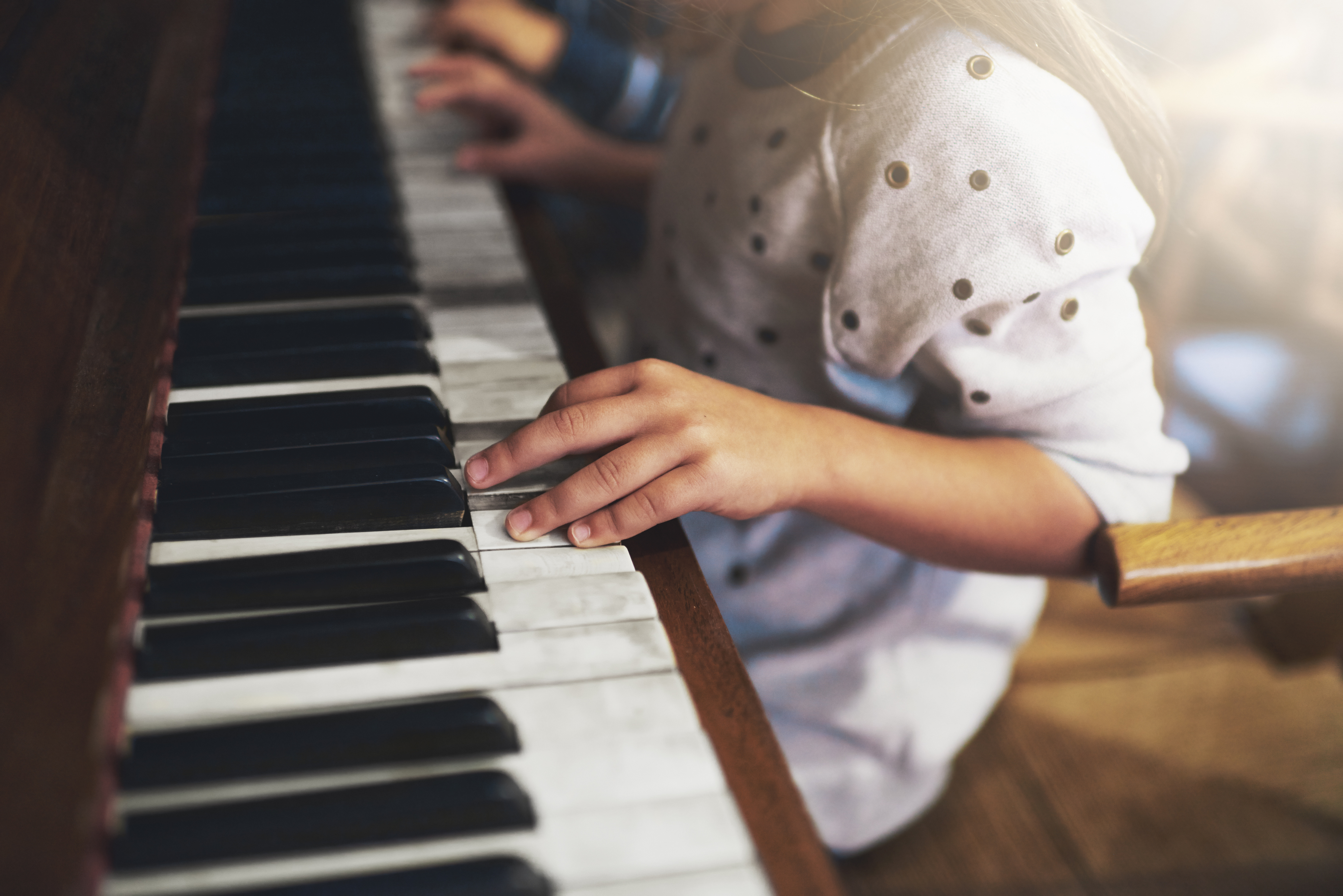 Учат играть пианино. Ребенок за фортепиано. Фортепиано для детей. Пианино для детей. Занятие в музыкальной школе.