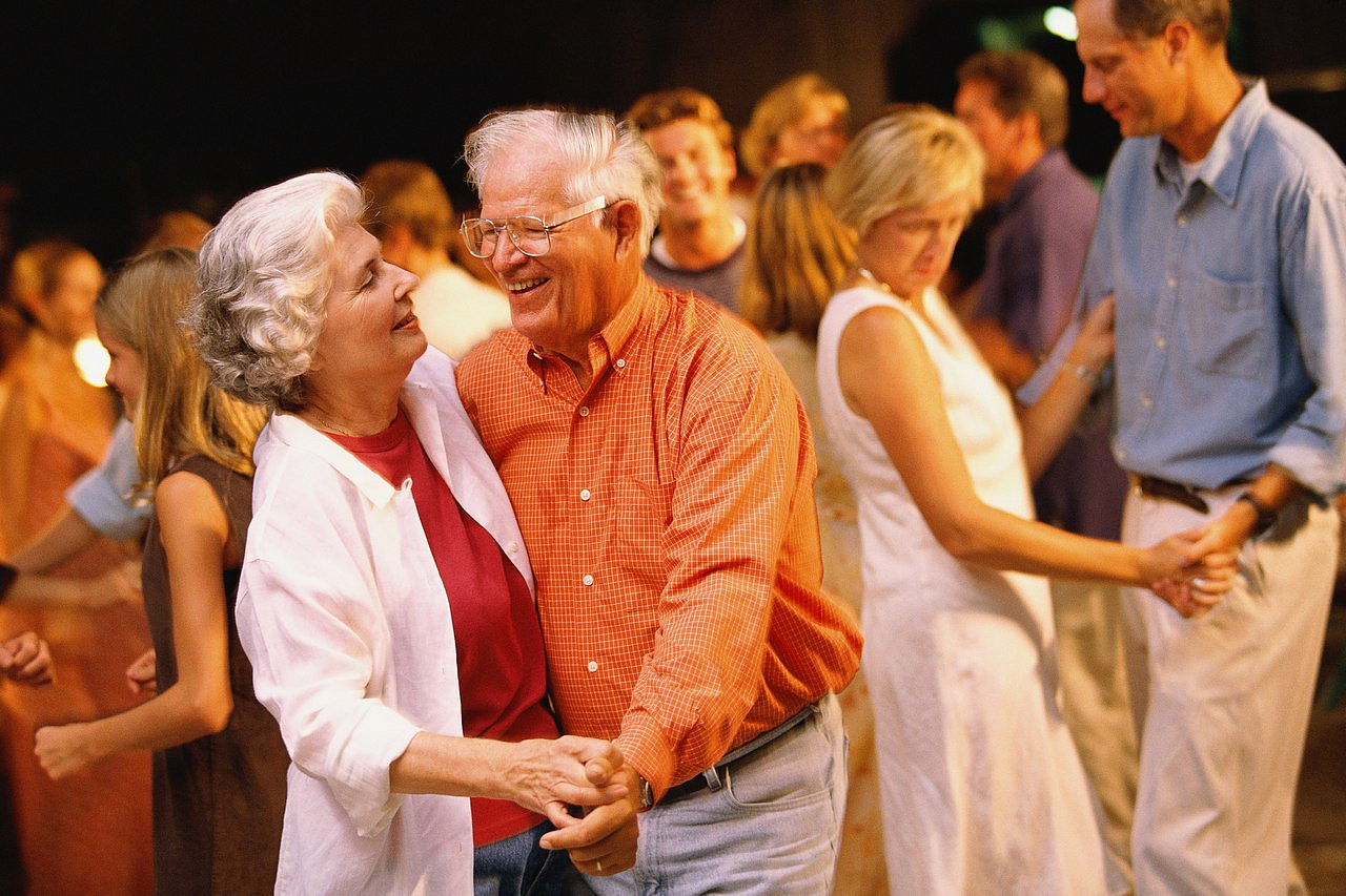 Под нестареющего вальса. Танцы для пенсионеров. Танцы для пожилых. Танцевальный вечер для пожилых. Пожилые люди.