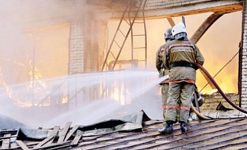 Пожар произошел на крыше здания в СВАО